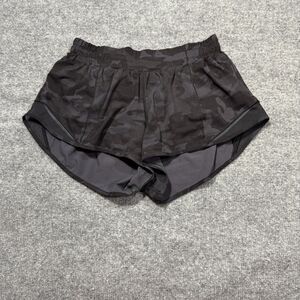 Lululemon Hotty Hot Shorts Womens 6 Black Camo Low Rise Lined 2.5" Gym Athletic